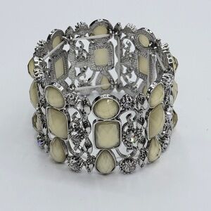 🚨3 for $15🚨 Stretch Bracelet in Silver l-tone and Cream